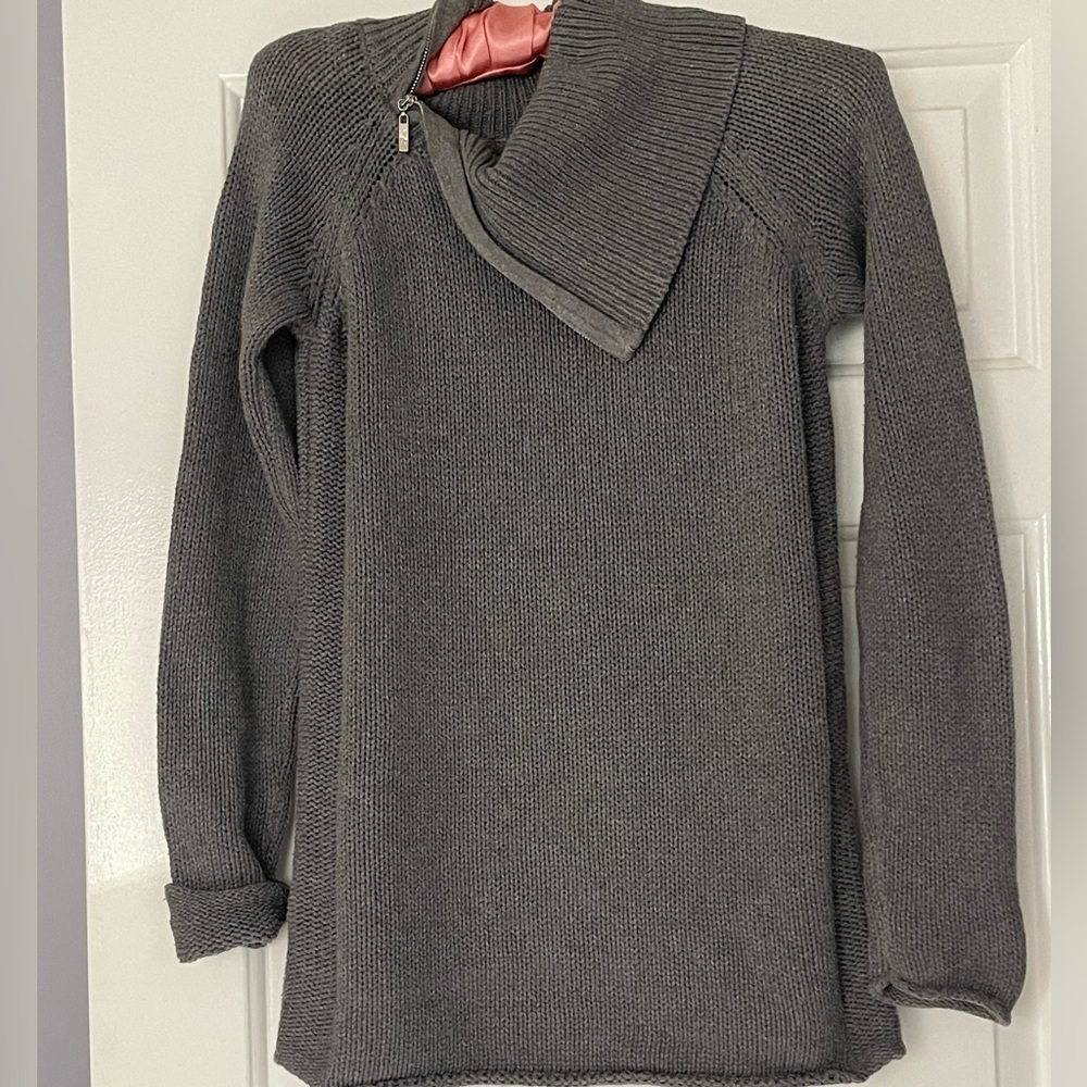 Guess 100% cotton zipped turtleneck sweater. Size S. fits M too Thick Warm EUC
